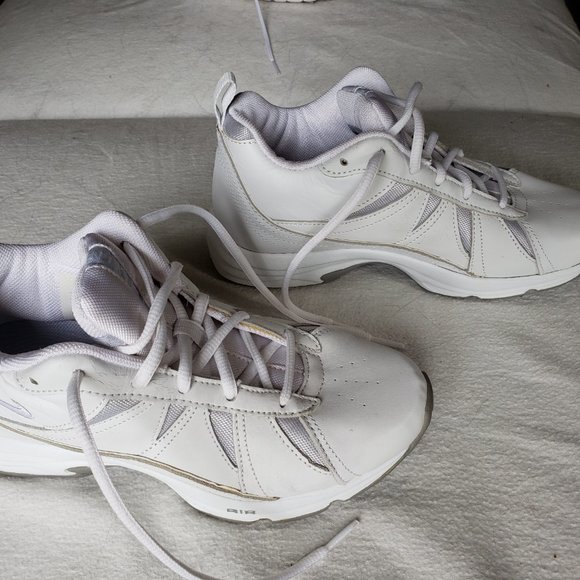 White Nike Air Sneakers. Size 7 - Picture 6 of 8